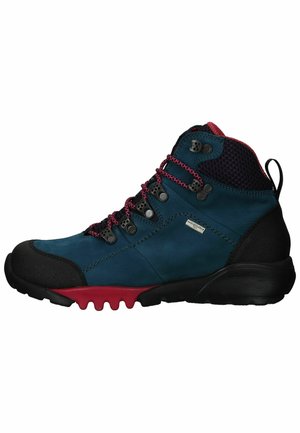 Botte de randonnée avec une tige imperméable bleue, un embout noir et une semelle rouge en caoutchouc. Elle dispose de lacets roses et d'œillets en métal, ainsi que d'un col en maille.