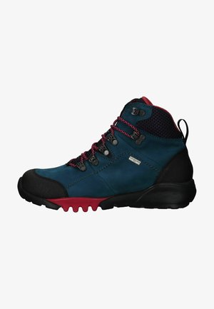 Wandelboot met een blauwe waterdichte bovenkant, zwarte neuskap en rode rubberen zool. Voorzien van roze veters en metalen oogjes, netkraag.