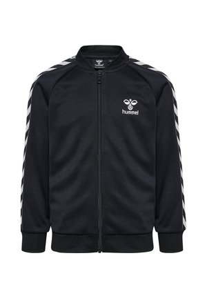 Zwarte sportjas met ritssluiting, witte chevronstrepen op de mouwen, geribbelde manchetten en kraag, en een wit hummel-logo op de linkerborst.