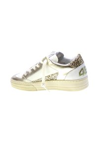 Sneaker bianco e oro metallico con accenti di glitter testurizzati, lacci piatti e punta arrotondata. Presenta una linguetta imbottita e una suola spessa.