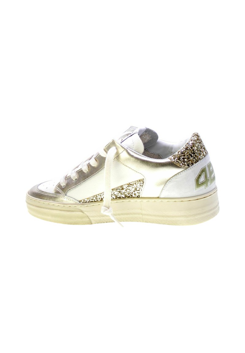 Sneaker bianco e oro metallico con accenti di glitter testurizzati, lacci piatti e punta arrotondata. Presenta una linguetta imbottita e una suola spessa.