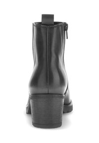 Zwarte leren enkelboot met een gladde afwerking, blokhak, achterrits en een aantreklus. De zool is gestructureerd voor grip.