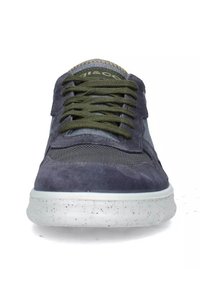 Sneaker blu navale con tomaia in suede e rete, lacci verde oliva, suola bianca macchiata, punta rotonda e cuciture rinforzate vicino alla linguetta.