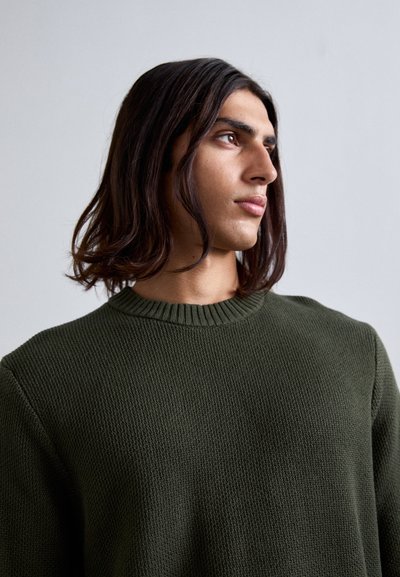 Olivgrüner gestrickter Pullover mit strukturierter Oberfläche, rundem Ausschnitt und geripptem Kragen. Hat eine lockere Passform und weichen Stoff.