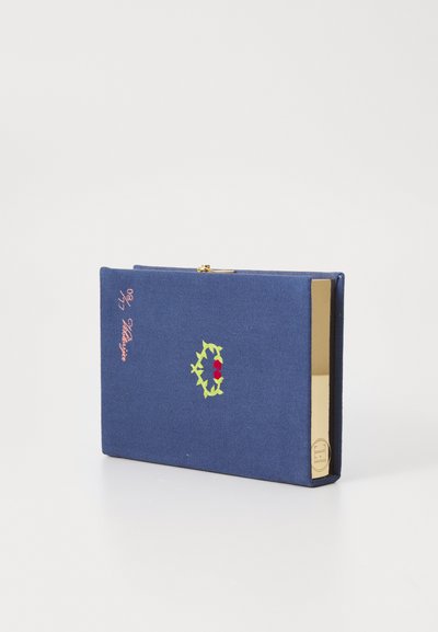 Custodia rettangolare blu rivestita in tessuto con bordi dorati, ricamo di una vite verde con fiori rossi, e numeri rosa scritti a mano nell'angolo.
