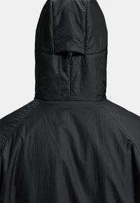 Veste noire à capuche présentant une texture lisse et légère, avec un col haut et un design minimaliste. Coutures visibles aux épaules.