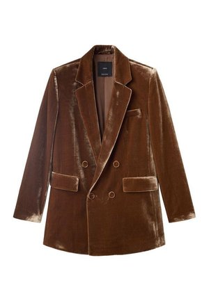 Bruine fluwelen blazer met een dubbelgeknoopt voorpand, geknipte revers, twee voorzakken en een gladde textuur, met een effen kleurontwerp.