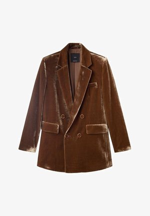 Blazer de terciopelo marrón con frente cruzado, solapas con pico, dos bolsillos delanteros y una textura suave, con un diseño de color sólido.