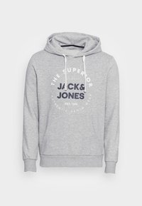Sudadera gris con capucha ajustable, bolsillo tipo canguro en la parte frontal y un gráfico circular en texto blanco y azul marino, con la marca "JACK & JONES".