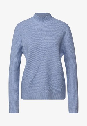 Hellblauer gerippter Strickpullover mit hohem Kragen und diagonalem Strukturmuster. Lange Ärmel mit taillierter Silhouette und weicher Textur.