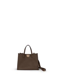 Brązowa skórzana torba na ramię o strukturalnym kształcie, z dwoma uchwytami na górze, regulowanym paskiem i zapięciem w złotym odcieniu.