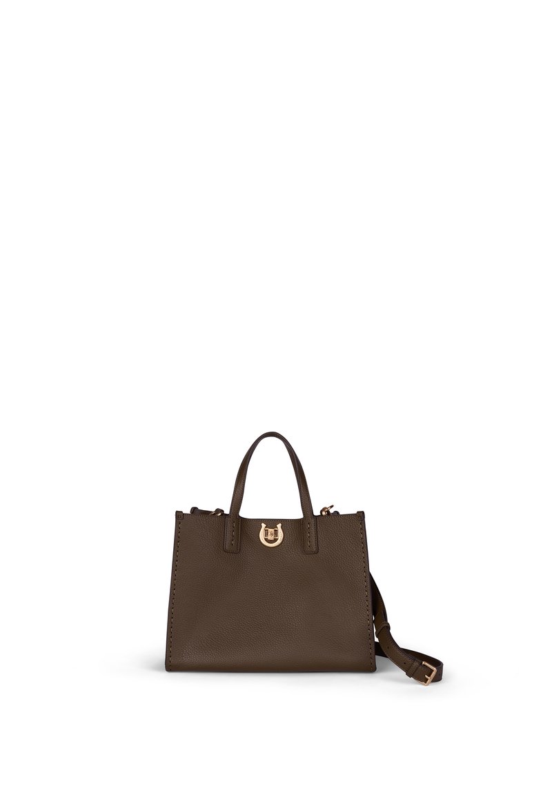 Brązowa skórzana torba na ramię o strukturalnym kształcie, z dwoma uchwytami na górze, regulowanym paskiem i zapięciem w złotym odcieniu.