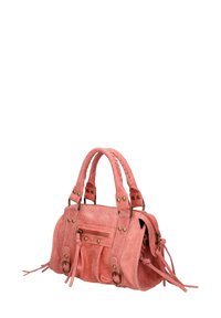 Borsa a tracolla in suede rosa con doppi manici, hardware in ottone, tasca con zip sul fronte, nappine laterali e dettagli cuciti lungo i manici.