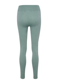 Legginsy w miękkiej, teksturowanej, stonowanej zielonej tkaninie z wysokim stanem. Projekt wyróżnia się dopasowanym krojem bez dodatkowych elementów.