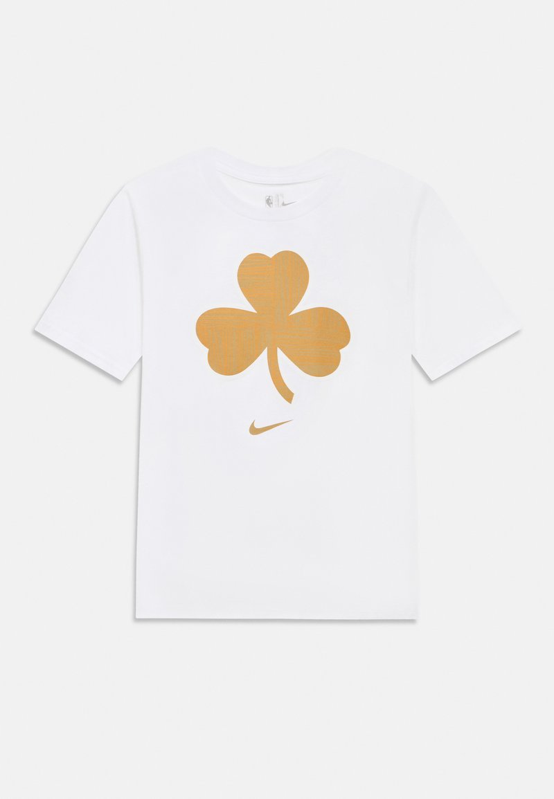 Λευκό βαμβακερό T-shirt με μεγάλο χρυσό σχέδιο τριφυλλιού στο κέντρο και μικρό λογότυπο Nike από κάτω. Κοντά μανίκια και στρογγυλή λαιμόκοψη.