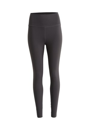 Fekete, magas derekú, varrás nélküli leggings, karcsúsított fazon, rugalmas anyag, diszkrét logóval a dereka fölött, fehér háttér előtt bemutatva.