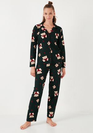 Grünes Pyjama-Set mit langen Ärmeln und Hosen, verziert mit Teddy- und Herzmustern. Hergestellt aus weichem, leichtem Stoff.