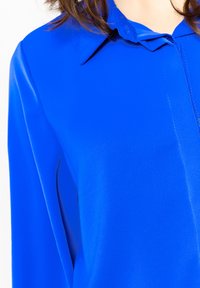 LolaLiza Užsagstoma palaidinė - electric blue