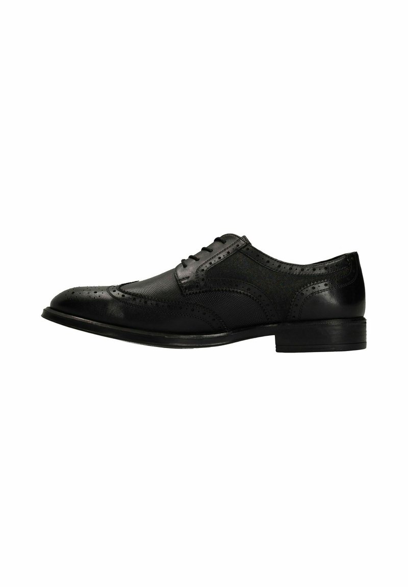 Zwarte leren dresschoenen met een wingtip-design, geperforeerde details en een gladde afwerking, voorzien van een lage zwarte zool en een ronde neus.