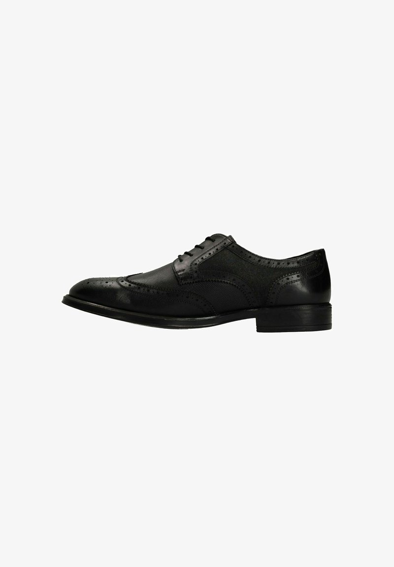 Zwarte leren dresschoenen met een wingtip-design, geperforeerde details en een gladde afwerking, voorzien van een lage zwarte zool en een ronde neus.