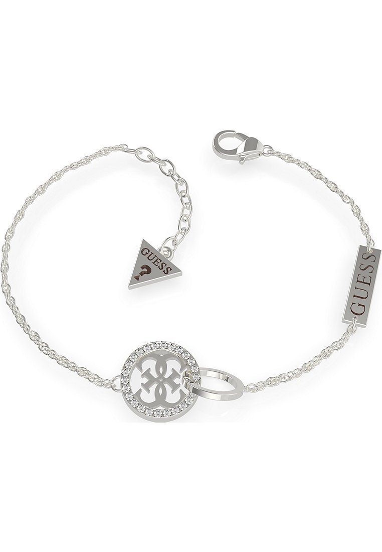 Bracelet en chaîne en argent avec un charm rond découpé orné de rhinestones, et deux étiquettes de marque en formes géométriques, l'une triangulaire et l'autre rectangulaire.