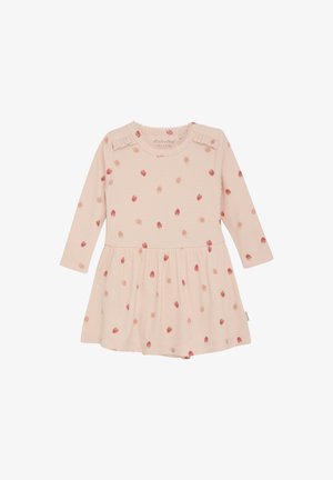 Rosa langärmliges Kleid mit gerippter Textur, das kleine rote Erdbeer-Muster und Rüschendetails an den Schultern aufweist.