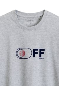 Jasnoszara męska koszulka piżamowa z okrągłym dekoltem i napisem "OFF" obok graficznego przełącznika w czerwonym kolorze na granatowym tle.