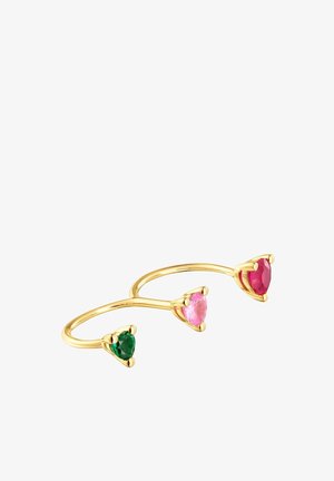 Anillo abierto de oro con tres gemas en forma de corazón en verde, rosa y rojo, cada una sujeta por tres garras.