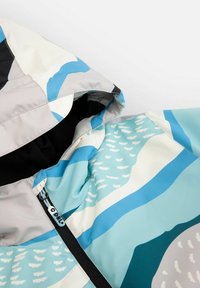 Wielokolorowa kurtka z kapturem w odcieniach niebieskiego, szarości i czerni. Posiada abstrakcyjne wzory, zamek błyskawiczny z przodu oraz miękką, gładką fakturę.