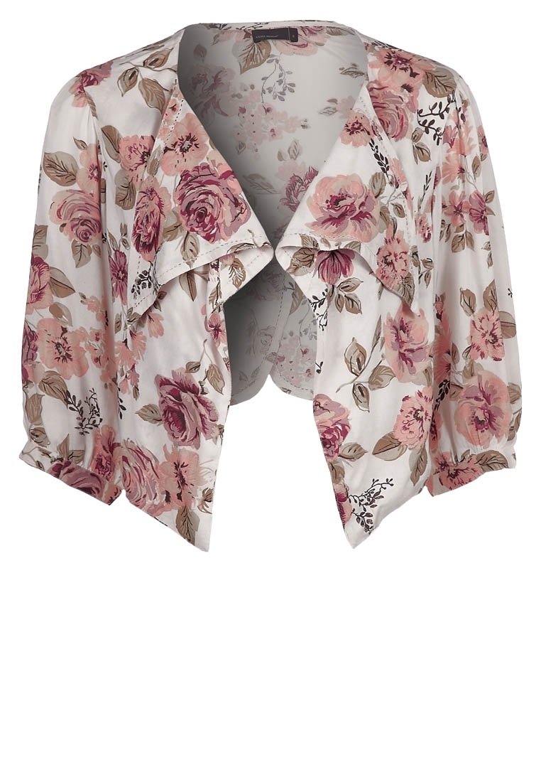 Kwiatowa krótka kurtka z lekkiego materiału ma białą bazę ozdobioną różowymi i beżowymi różami. Posiada szeroki kołnierz i krótkie rękawy.