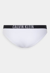 Hvit bomulls bikiniunderdel med en svart midje med "CALVIN KLEIN" logo. Glatt tekstur og klassisk snittdesign.