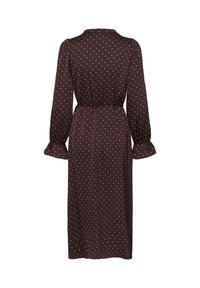 Vestido midi marrón con lunares, mangas largas, puños ligeramente acampanados y cinturón en la cintura, hecho de una tela suave.