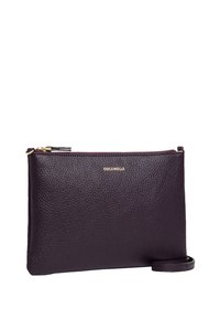 Borsa a pochette in pelle viola con superficie testurizzata, hardware dorato e chiusura con zip. Include una tracolla per un trasporto facile.