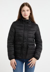 Svart puckermantel med hög krage, horisontell sömnad, dragsko i midjan och dragkedja. Slät textur med elastiska ärmslut.