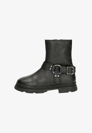 Zwarte leren enkelboot met een gestructureerde afwerking, een band met een gesp detail en een robuuste rubberen zool voor duurzaamheid.