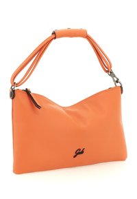 Borsa clutch in pelle arancione con finitura testurizzata, presenta una forma strutturata, due sottili cinturini e una chiusura con zip. Logo in nero.