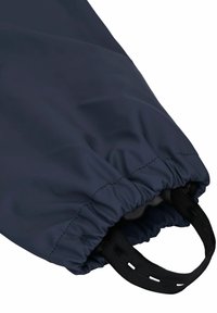 Temno modra torbica z vrvico, izdelana iz gladkega, vodoodpornega materiala, z rjavnimi trakovi in nabranimi robovi za varno zapiranje.