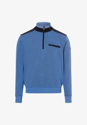 Hellblauer Pullover mit hohem Kragen, halbseitigem Reißverschluss, gerippter Textur, schwarzen Schulterakzenten und einer Brusttasche mit schwarzem Reißverschluss.