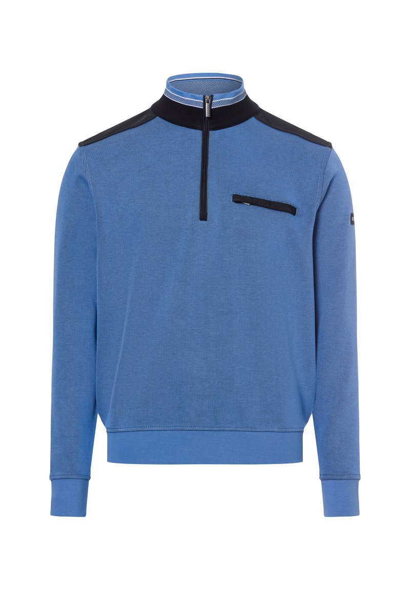 Pullover azzurro chiaro con colletto alto, apertura frontale a mezza zip, texture a coste, accenti neri sulle spalle e tasca sul petto con zip nera.