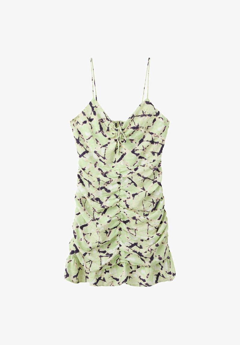 Mini-robe verte claire froncée avec motif tie-dye abstrait noir et fines bretelles spaghetti ajustables.