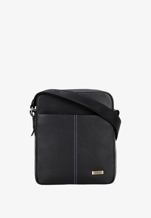 Bolso mensajero de cuero negro con superficie texturizada, detalle de costura azul y correa negra desmontable. Presenta una pequeña placa de logo dorada.