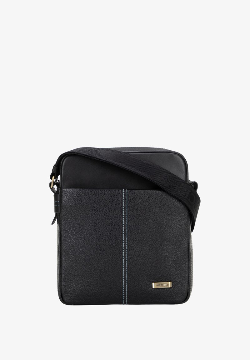 Černá kožená messenger taška s texturovaným povrchem, modrými švy a odnímatelným černým popruhem. Obsahuje malou zlatou logo destičku.