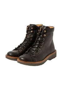 Las botas de tobillo de cuero negro presentan ojales de metal, una suela texturizada y costuras marrones a lo largo del borde. El interior cuenta con un forro ligero.