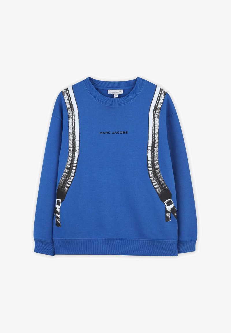Sweatshirt bleu avec des graphiques de bandes noir et blanc sur les deux côtés, avec "MARC JACOBS" imprimé en noir sur le devant.