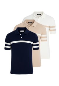 Set med tre kortärmade polo skjortor: marinblå med vita horisontella ränder, beige med ljusa ränder, och vit med lätta ränder. Blandning av bomull.