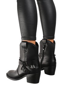 Bottines en cuir noir avec un bout courbé, un talon épais, deux boucles et une fermeture éclair à l'arrière, présentant une finition mate élégante.