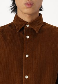 Jack & Jones JJCORDUROY  ciemnobrązowy