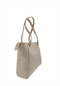 Borsa a tracolla in pelle testurizzata beige con doppi manici e una zip dorata sul lato superiore.