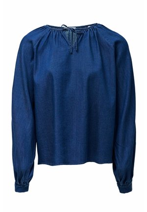 Blusa de manga larga azul oscuro con cuello fruncido y un pequeño cierre de lazo en el frente, con puños elásticos.