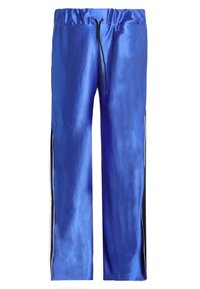 Pantalones de chándal de satén azul con cintura elástica, rayas laterales negras y detalle de cordón. Textura suave, corte holgado para mayor comodidad.